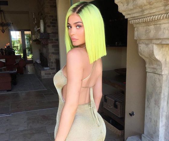 Кайли Дженнер снова покрасилась! На этот раз в ярко-желтый!
