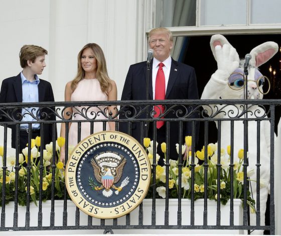 Неловкий момент! Дональд Трамп не положил руку на сердце во время исполнения гимна! Но Мелания успела его толкнуть!