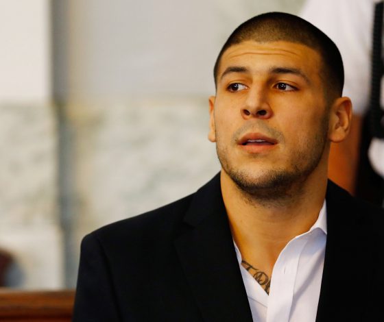 Футболист Аарон Эрнандес покончил жизнь самоубийством в тюрьме