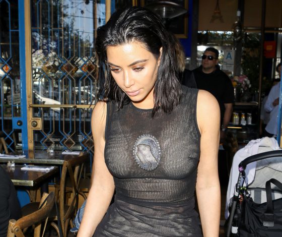 Ким Кардашьян в прозрачном платье: она очень похудела! А еще обрати внимание на чехол!