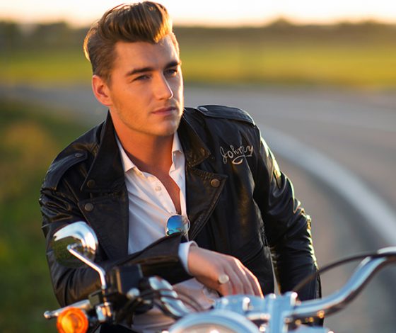 Поклонники заинтригованы! Алексей Воробьев опубликовал фото с привлекательной брюнеткой