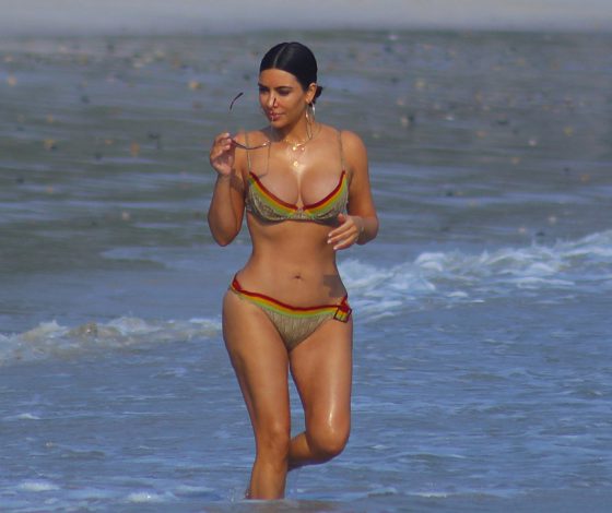 Ким Кардашьян на отдыхе! Ты уже видела ее в бикини?