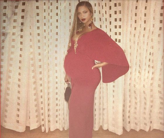 Леди в красном: новые фото ну очень беременной Бейонсе