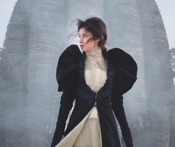 Самый популярный спектакль сезона – «Черный русский» – распродает костюмы!