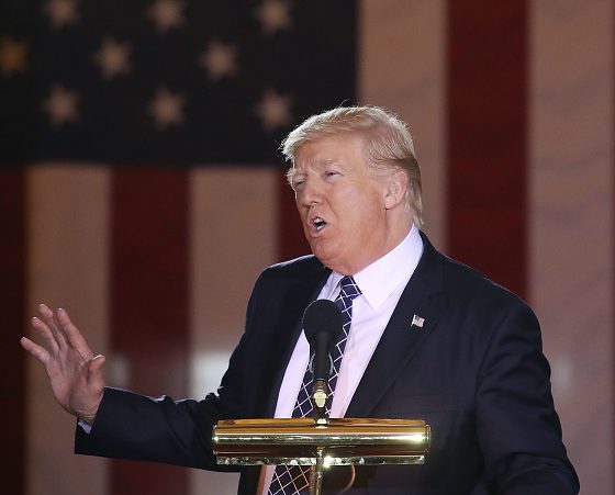 У Трампа на столе есть красная кнопка. Ты не поверишь, как он ее использует!