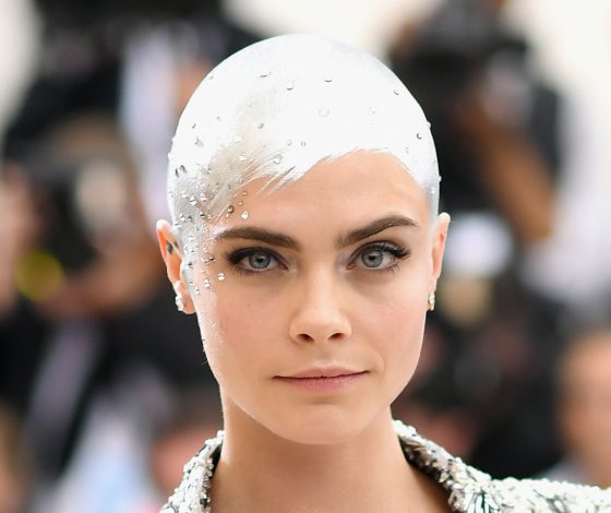 Образы Met Gala: У Кары Делевинь абсолютно лысая серебряная голова!