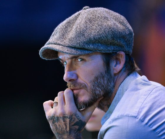 Новый выход красавца: Дэвиду Бекхэму даже строительная каска идет!