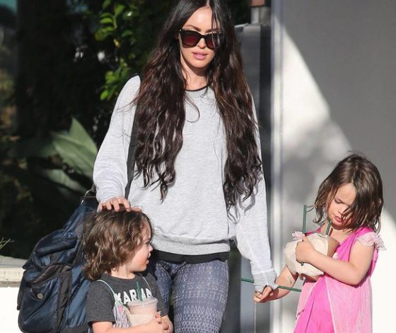 Меган Фокс опять одела своих сыновей в платья