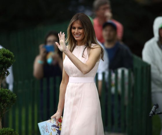 Мелания Трамп в розовом, и над ней снова смеются