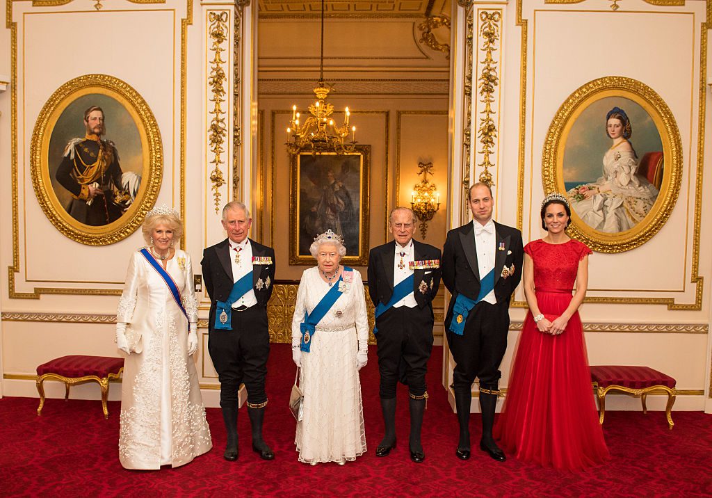 Камилла Паркер-Боулз, принц Чарльз, королева Елизавета II, принц Филипп, принц Уильям и Кейт Миддлтон