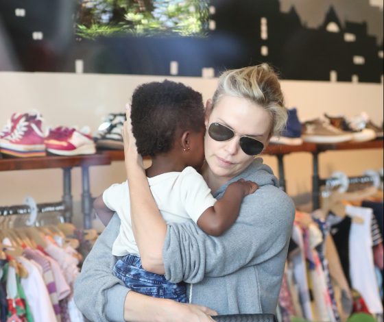 Шарлиз Терон на пробежке с дочкой Август: как сейчас выглядит малышка?