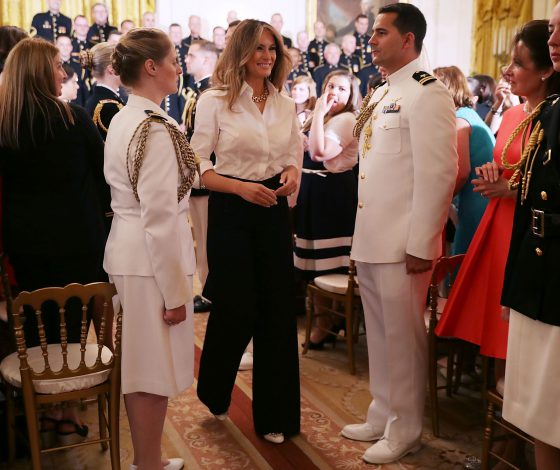 Мелания Трамп в брюках! Редкое фото!