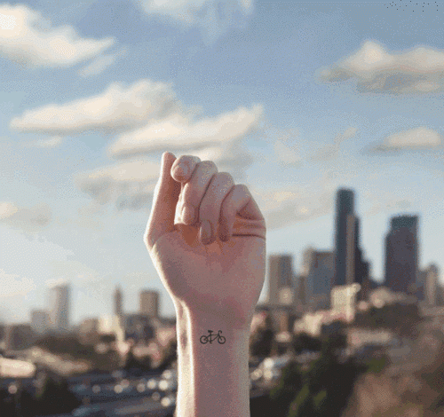 Топ-30 крохотных летних татуировок