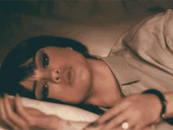 Новый клип Селены Гомес: она связана, лежит на кровати и поет о The Weeknd