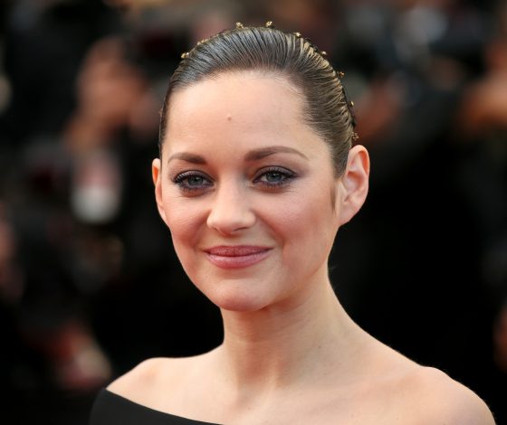 Марион Котийяр сменила три платья за один день. И это провал