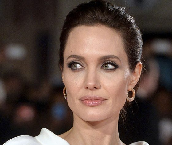 Теперь вся в белом! Анджелина Джоли прошлась с детьми по магазинам