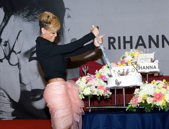 От Софи Лорен до Кендалл Дженнер: 25 нарядов, в которых звезды отпраздновали собственный день рождения