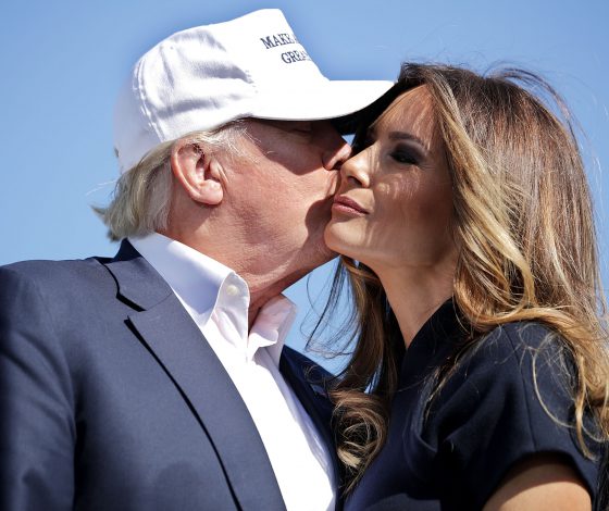 Дональд Трамп наконец взял Меланию за руку. Не вырваться!