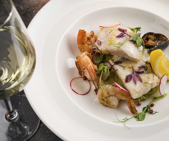 Где поесть 27–28 мая: аппетитные завтраки, клубничный бум и новое винное место