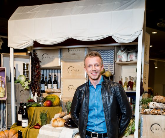 С кем Антон Комолов пришел на красную дорожку премии МУЗ-ТВ?