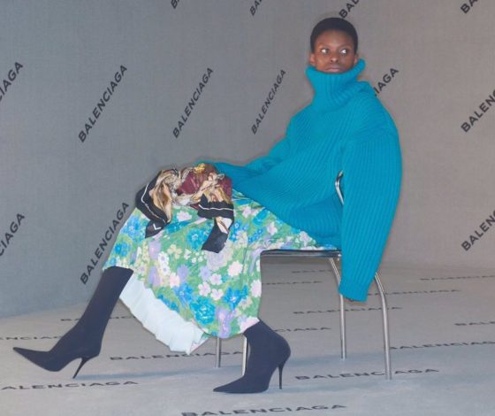 Фото на фоне ковра снова в моде: все дело в Демне Гвасалии