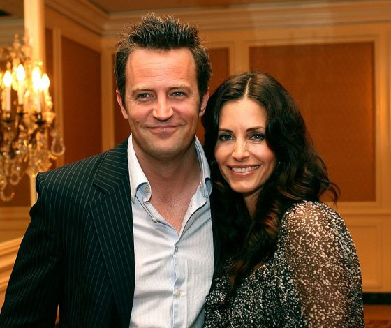 Редкое фото: Моника из «Друзей» (Кортни Кокс) поздравила Чендлера (Мэтью Перри) с 51-летием