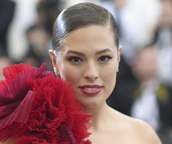 Эшли Грэм на обложке с отфотошопленным лицом, но зато с целлюлитом!