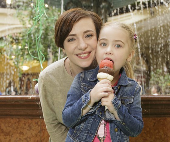 Тутта Ларсен, Павел Астахов и Полина Диброва на «Празднике детства» в ГУМе