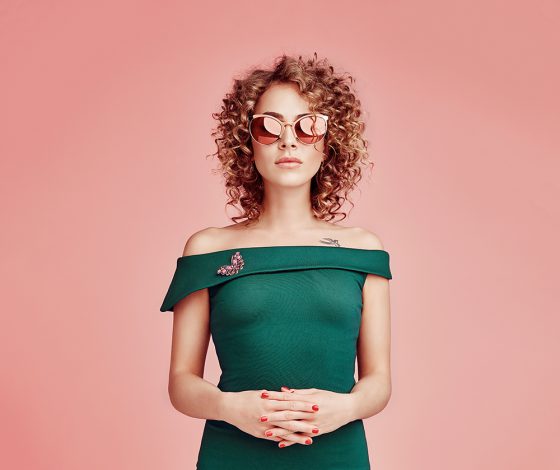 Аглая Тарасова, Тимур Соловьев и Ольга Кузьмина в лукбуке круизной коллекции SOKOLOV