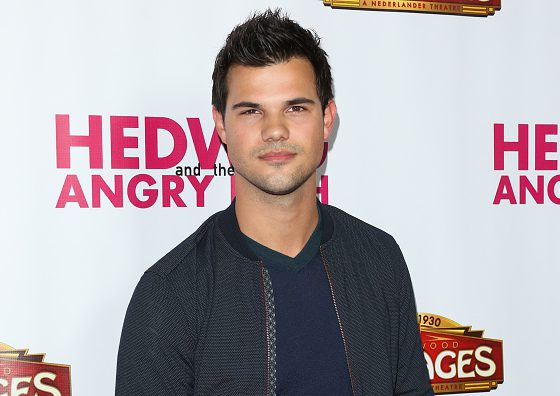 На благотворительность: звезда «Сумерек» Тейлор Лотнер распродает вещи