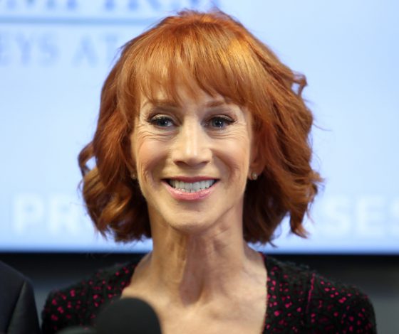 Что теперь происходит со скандальной комедианткой, «отрезавшей голову Трампу»?