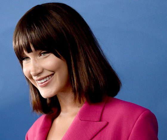 Что нужно сделать, чтобы твоя челка лежала так же идеально, как у Беллы Хадид?