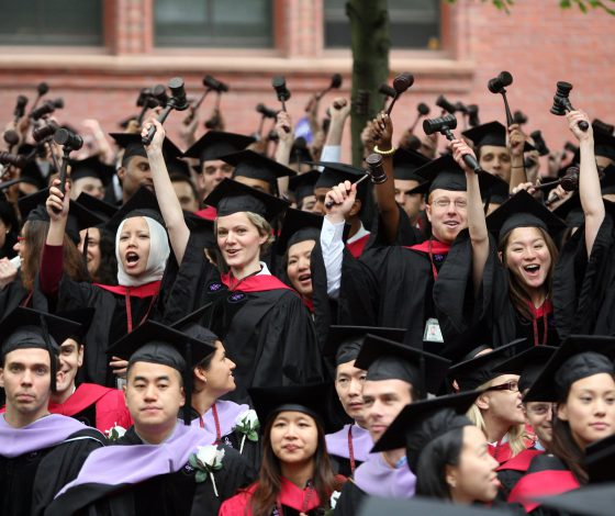 Шатунов, «Любовные истории» и «Многоточие»: самые надоедливые песни о выпускном