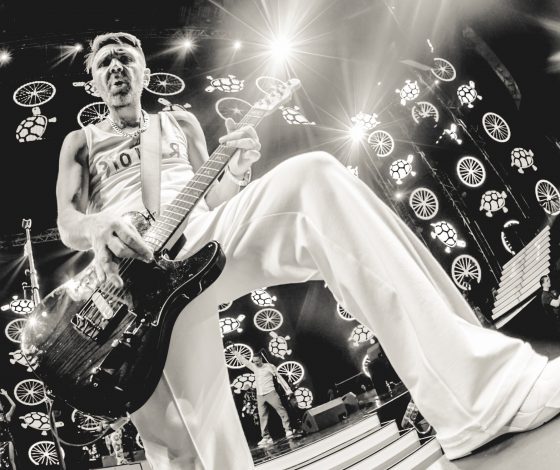 Триколор и пайетки! Alexander Terekhov создал патриотичную коллекцию для группы «Ленинград»