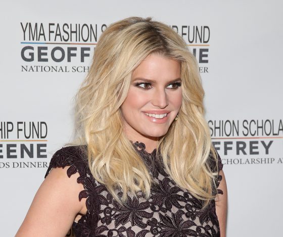 Беременна или просто поправилась? Джессика Симпсон в бикини