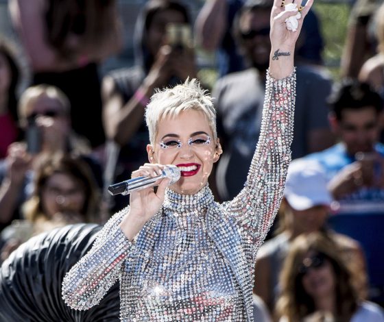 И Кэти Перри туда же: певица выбрала для выступления наряд от грузинского дизайнера