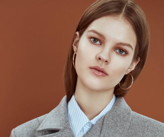 Женственные платья, плиссированные юбки и пальто нежно-голубого цвета в новом лукбуке ANNAPASSER