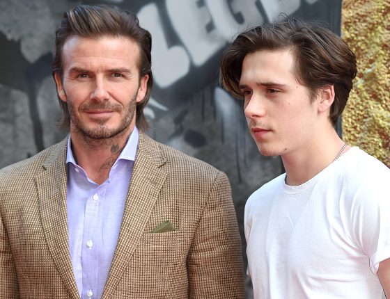 Семья: Дэвид и Виктория Бекхэм поддержали Бруклина на его первой выставке