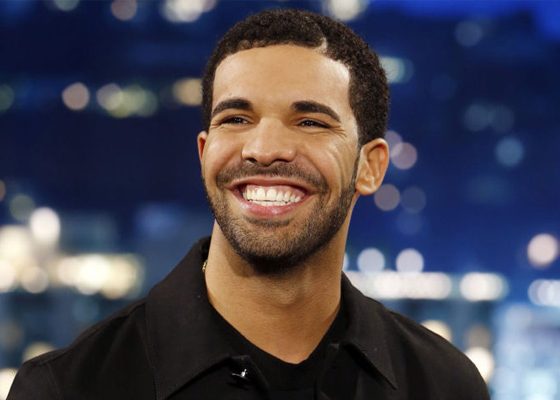 Дрейк не оставляет попыток вернуть Рианну. Теперь с помощью носков!