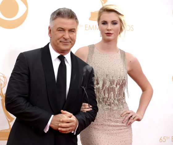 Айрленд Болдуин ответила отцу, называвшему ее свиньей, со сцены