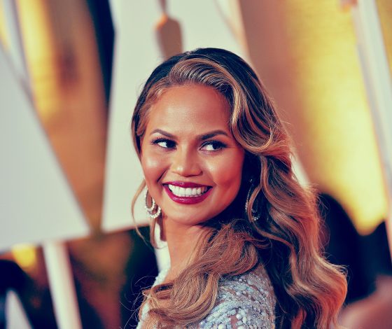 Крисси Тейген снова выступила против Трампа. А еще сверкнула грудью!