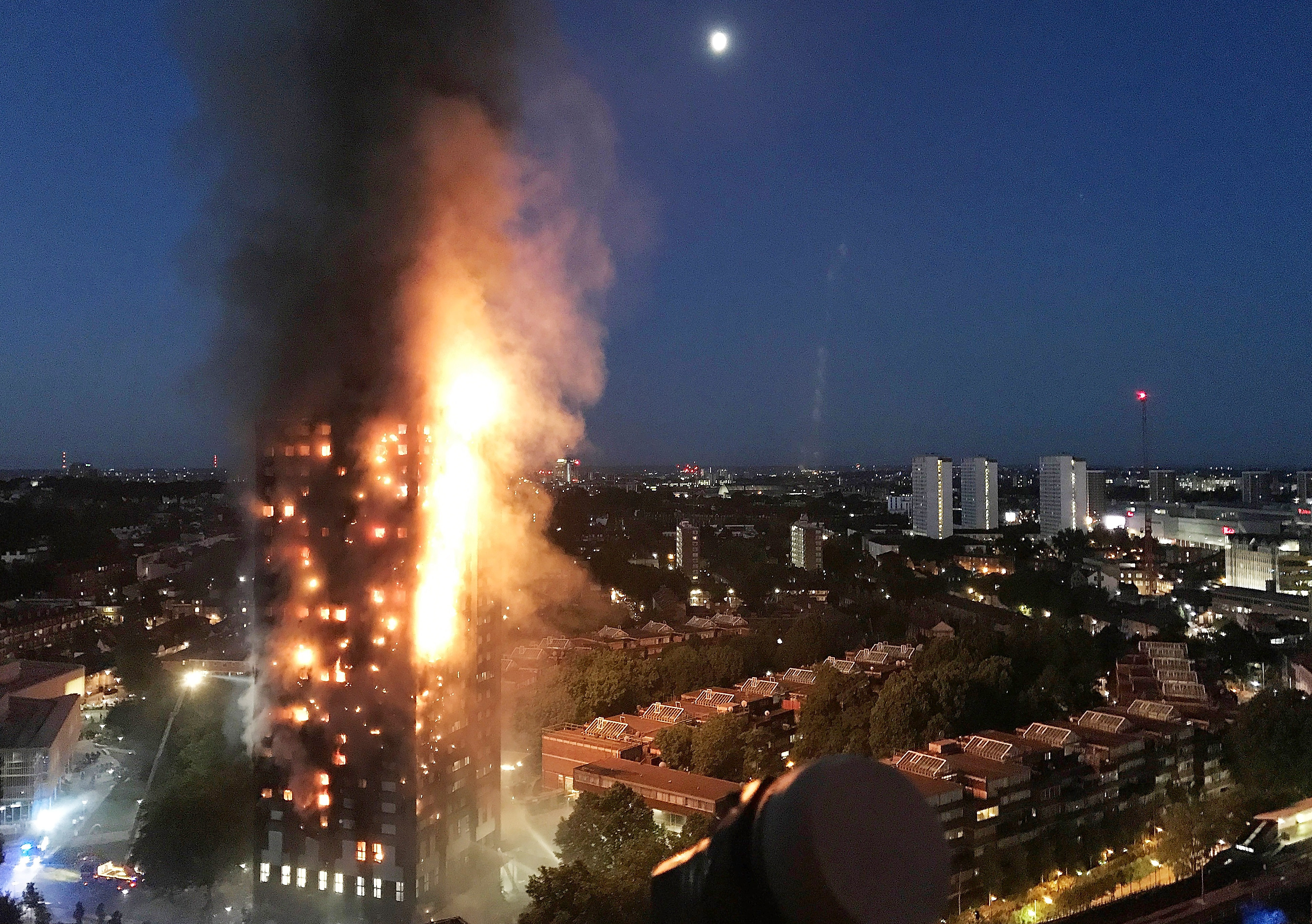 Братья Бэкхем помогли пострадавшим от пожара в Лондоне