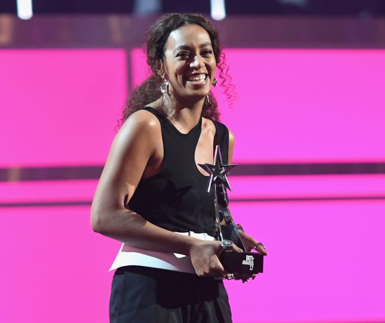 Бейонсе не приехала за наградой. Зато ее сестра Соланж Ноулз была и произнесла речь. О чем?