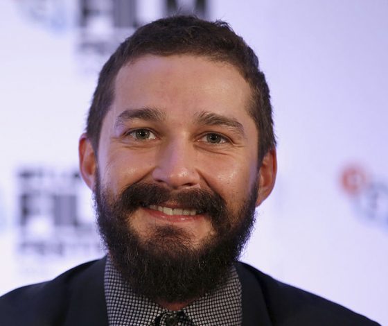 Тут такое дело… Шайа Лабаф снял штаны у всех на глазах и пописал в океан