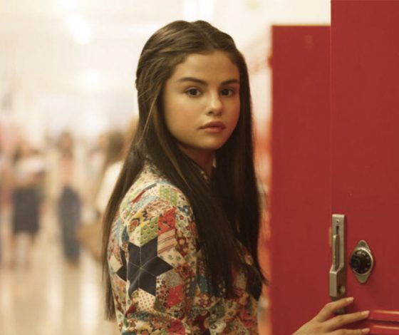 Селена Гомес примерила блонд и еще три образа!