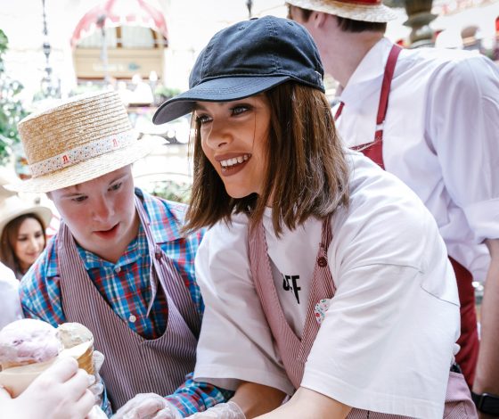Елена Темникова, Зара и Светлана Иванова на дне мороженого в ГУМе