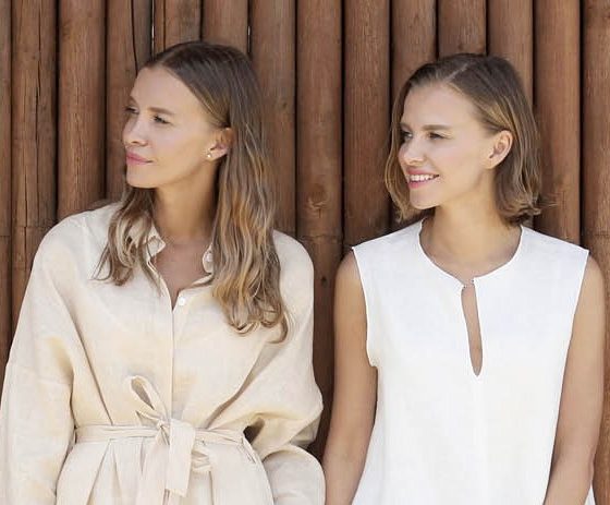 Летние костюмы, плетеные сумки и рубашки в новой «истории» марки 12Storeez