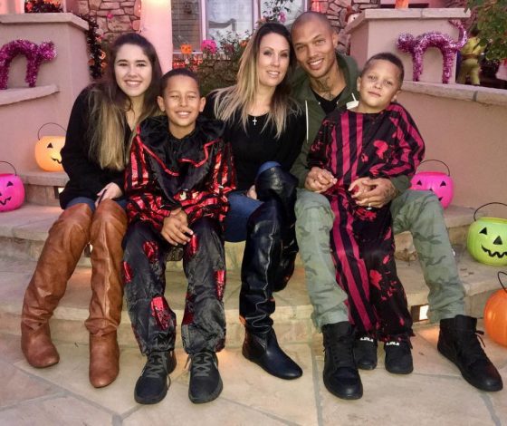 Что делает жена Джереми Микса, пока он развлекается с Хлоей Грин?