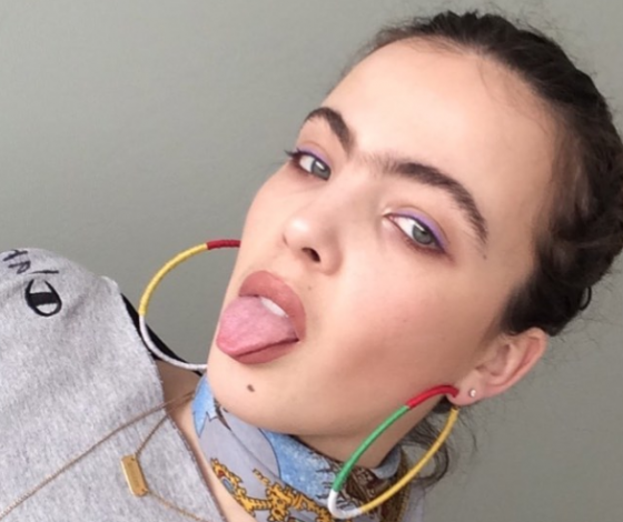 Модель с бровями, как у Фриды Кало. Странно или красиво?