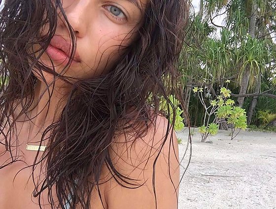 Нечего стесняться! Ирина Шейк выложила фото без макияжа